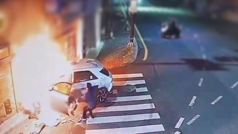 Неравнодушные люди спасли таксиста из горящего автомобиля
