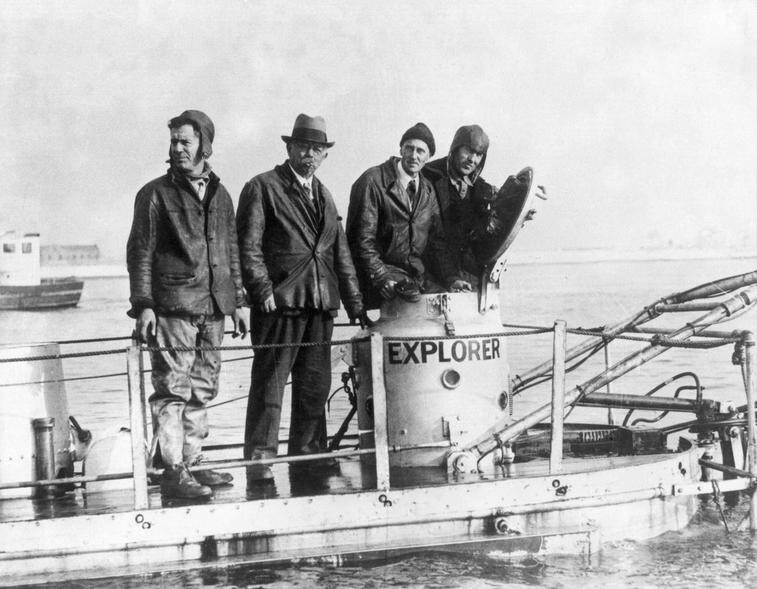1. Водолаз американского флота Фрэнк Крилли на палубе подводной лодки "Эксплорер", пролив Лонг-Айленд-Саунд, 1932 год