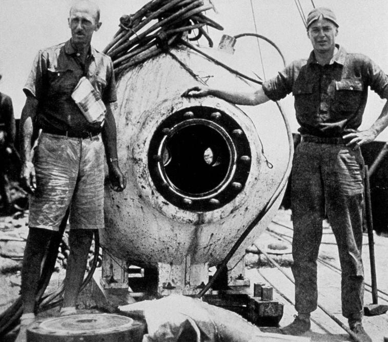 3. Биолог Уильям Биби и инженер Отис Бартон с батисферой, Бермудские острова, 1934 год