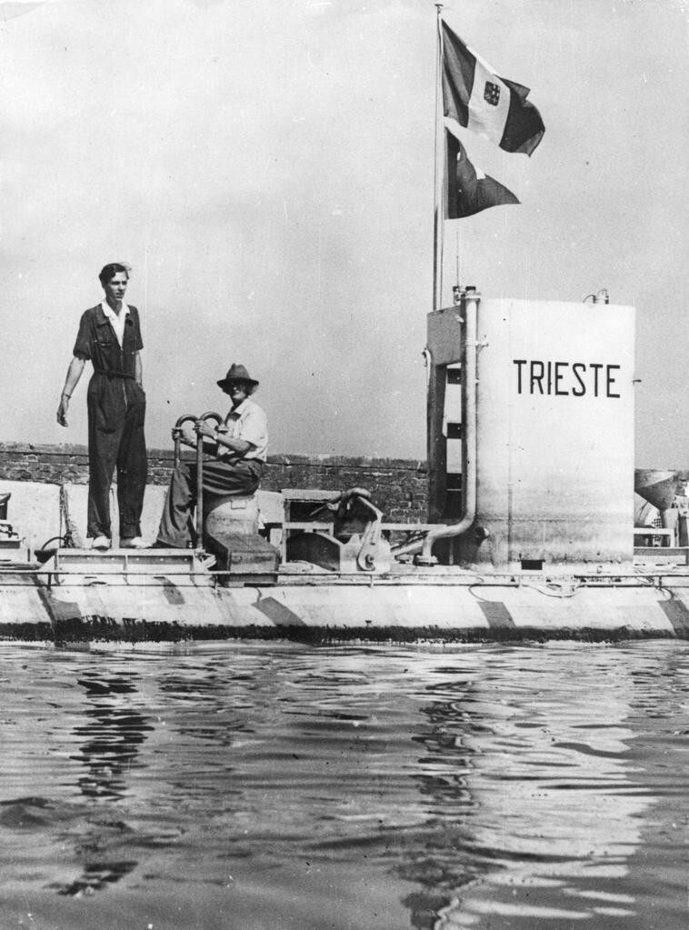 14. Огюст Пиккар с сыном Жаком на борту батискафа "Триест", 1953 год