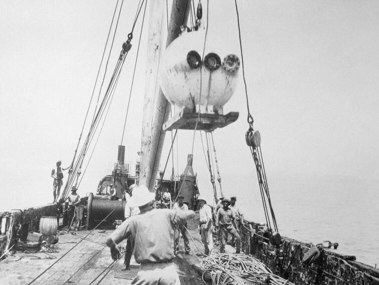 21. Уильям Биби проводит подводные исследования в батискафе, остров Нонсуч, Бермудские острова