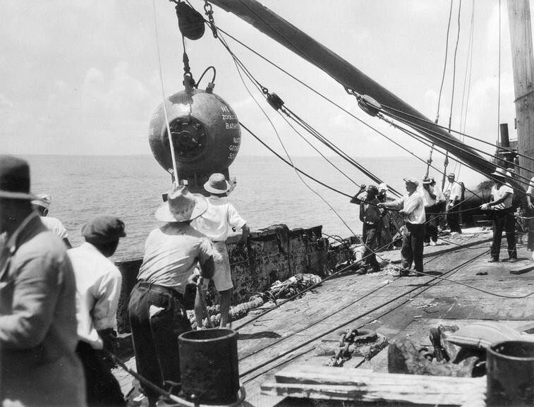 6. Доктор Уильям Биби и Отис Бартон на барже во время погружения, остров Нонсуч, Бермудские острова