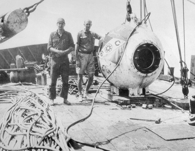 22. Уильям Биби и Отис Бартон во время подводных исследований у острова Нонсуч