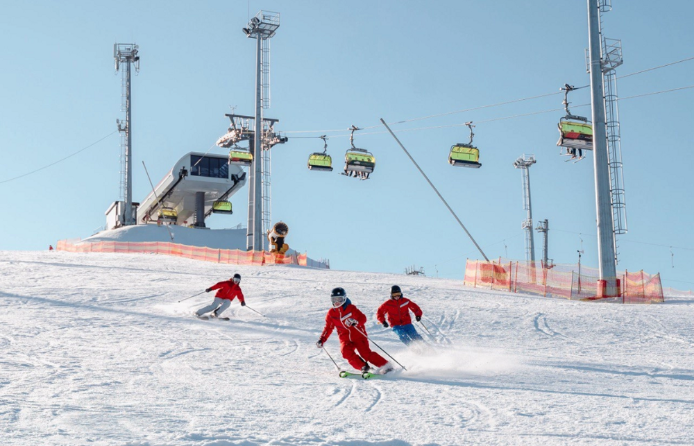 На горные лыжи в Ленобласти: «Охта Парк» открыл зимние трассы