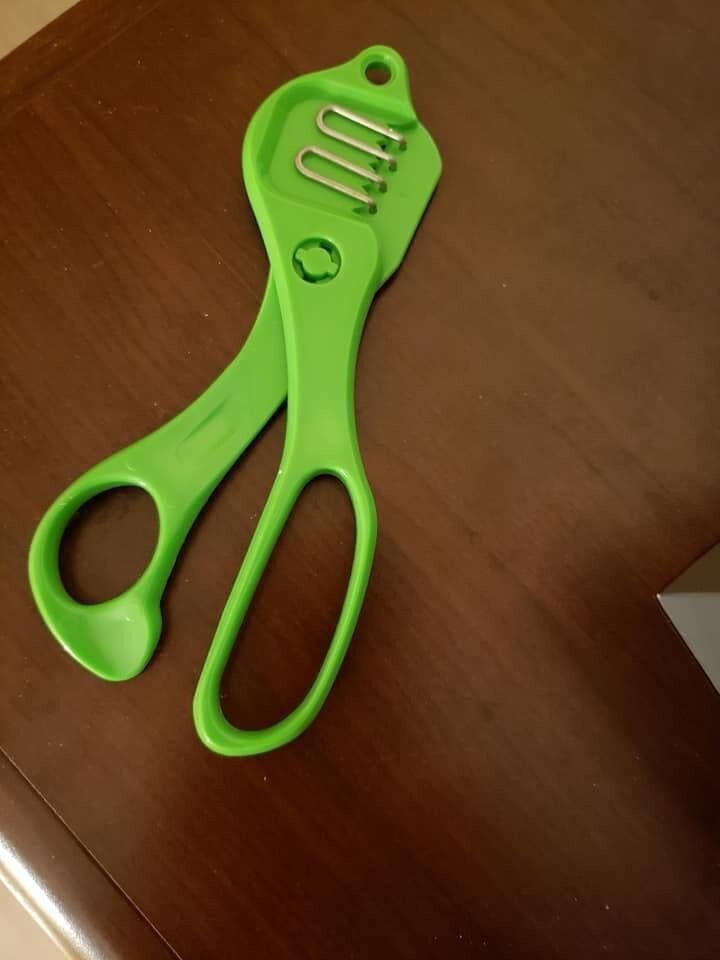 2. Что это за зеленые пластиковые ручки, похожие на ножницы, с металлическими петлями и пластиковыми зубьями