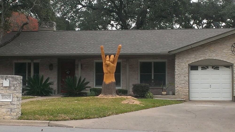 15. "Сосед сделал это с деревом у своего дома"