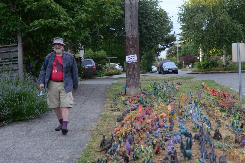22. "Мой сосед разместил 1000+ пластиковых динозавров на лужайке"