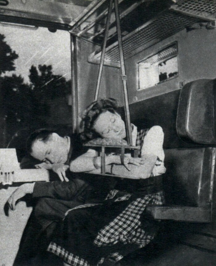 28. В 1949 году изобретатель Иго Сигер из Вены представил устройство для железнодорожных путешественников, на котором они могут поспать