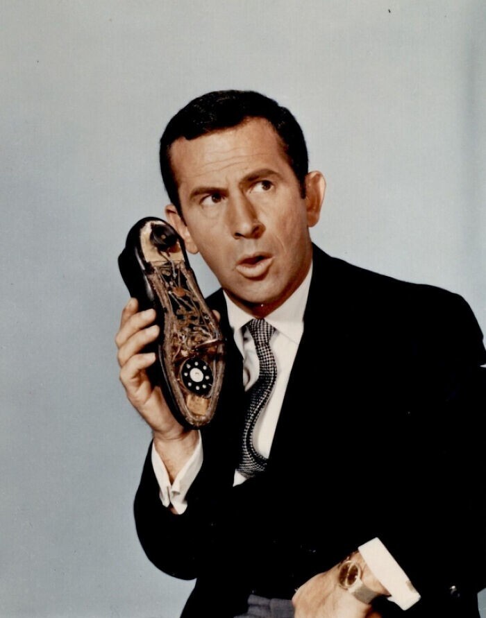 8. Телефон-ботинок из 1965 года