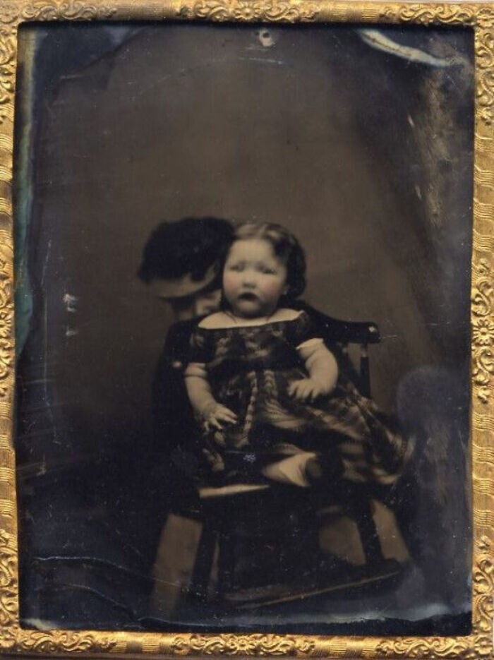 24. Жутковатый винтажный снимок викторианской эпохи. Сзади прячется мама девочки