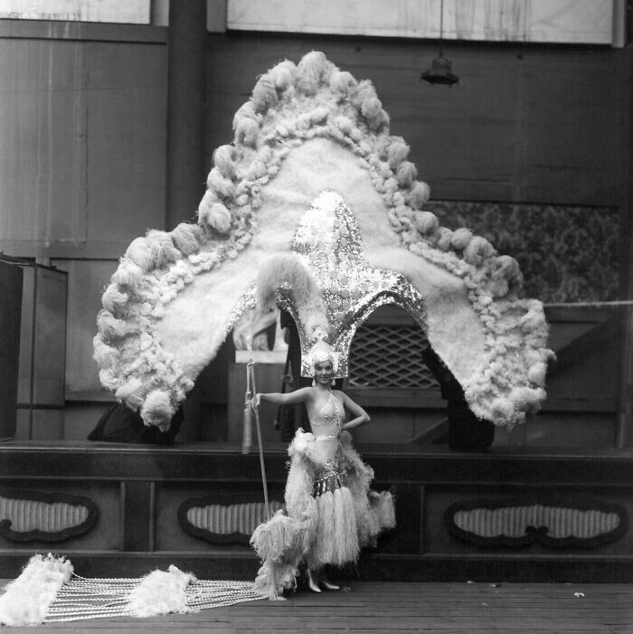 9. Английская актриса Джесси Мэттьюс в огромном наряде, 1934 год
