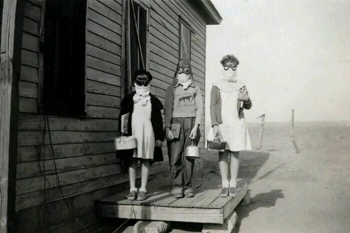 21. Трое детей по дороге в школу во время сильнейших пыльных бурь, Оклахома, США, 1933 год