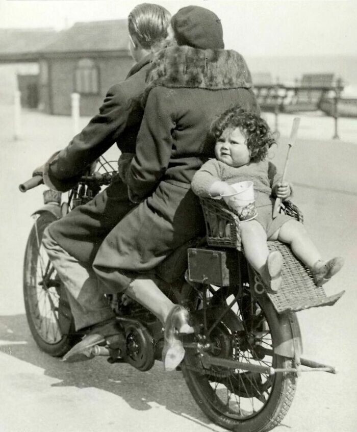 4. Семья на прогулке в Великобритании, 1930-е. Безопасность? Не слышали