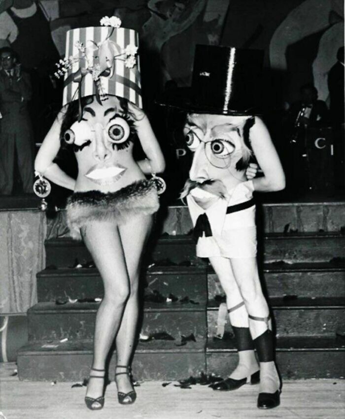 20. Странные костюмы на балу Лиги студентов искусств в Нью-Йорке, 1955 год