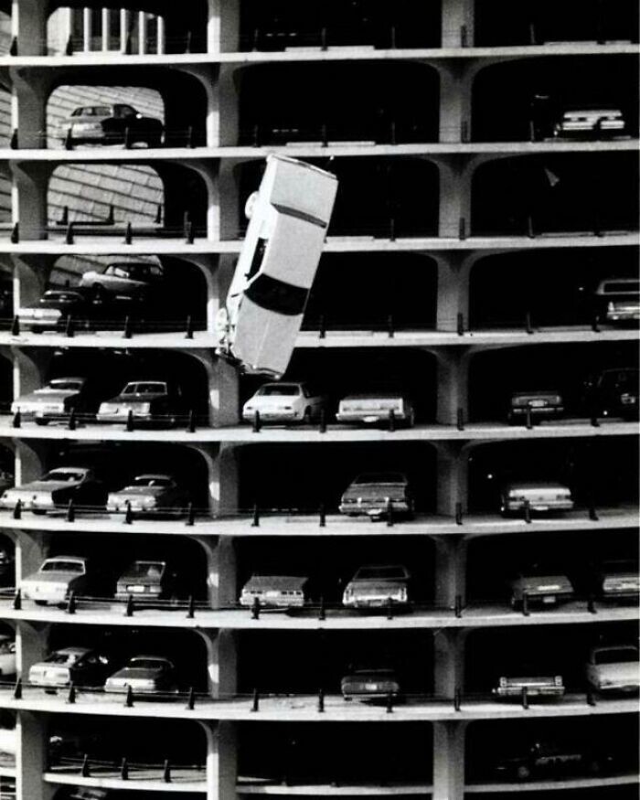 14. Каскадёрский автомобиль падает с парковки во время съёмок фильма "Охотник" со Стивом Маккуином. 21 сентября 1979 года, Чикаго