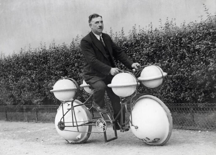 29. "Велосипед-амфибия", способный передвигаться по суше и воде. Его представили на выставке в Париже в 1932 году