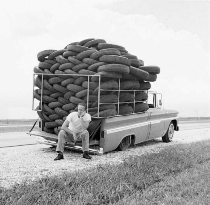 11. Ирония судьбы: на машине, которая перевозит шины, лопнула шина. Техас, США, 1966 год