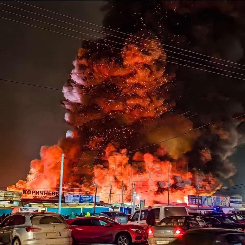 Крупнейший вещевой рынок "Темерник" в Ростове-на-Дону, возможно, подожгли