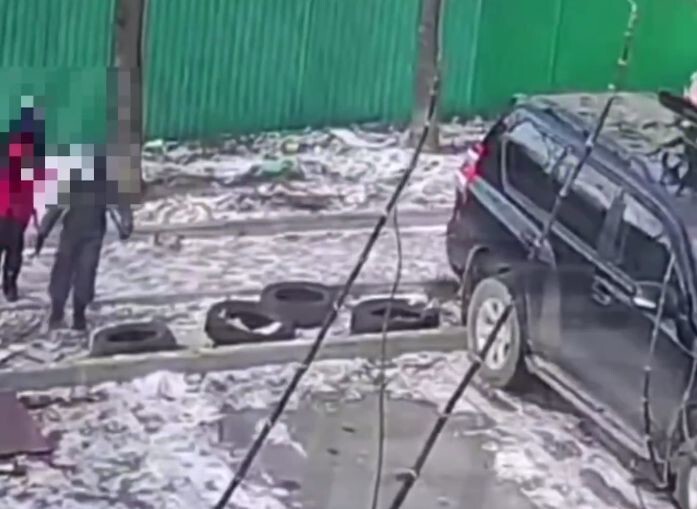 Во Владивостоке мальчик пнул мусор в машину. Наказание последовало мгновенно