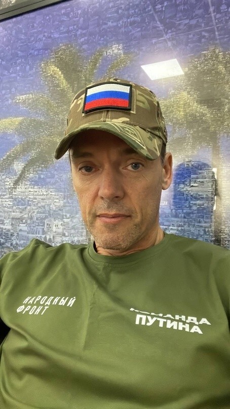 Актёру Михаилу Мамаеву на съёмках шоу «Привет, Андрей» не разрешили находиться в бейсболке с российском флагом