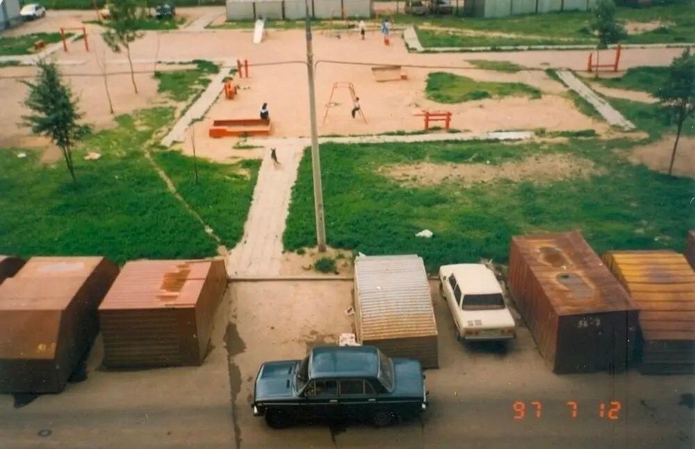"Свободная парковка" в одном из дворов Москвы, 1997 год