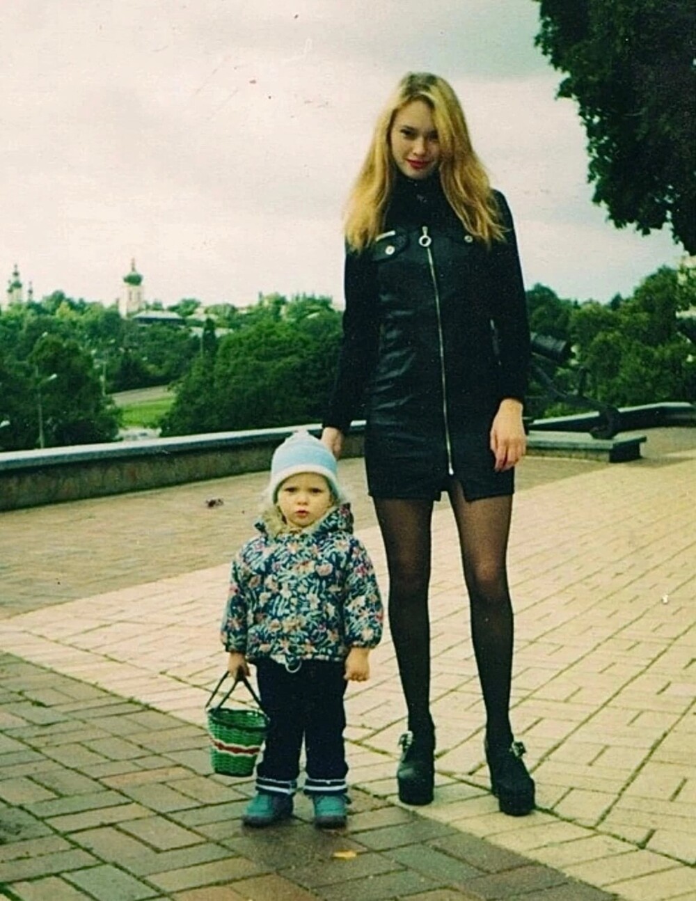 Молодая мама на прогулке, 1998 год.