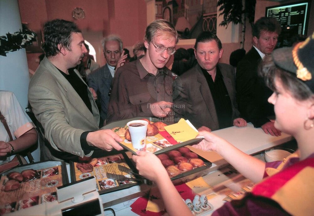 Первые посетители только открывшегося ресторана “Русское бистро”, Москва 1995 год
