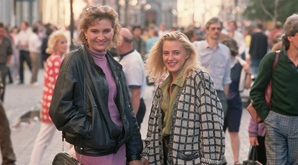 Девушки гуляют по Москве, 1990-е годы.