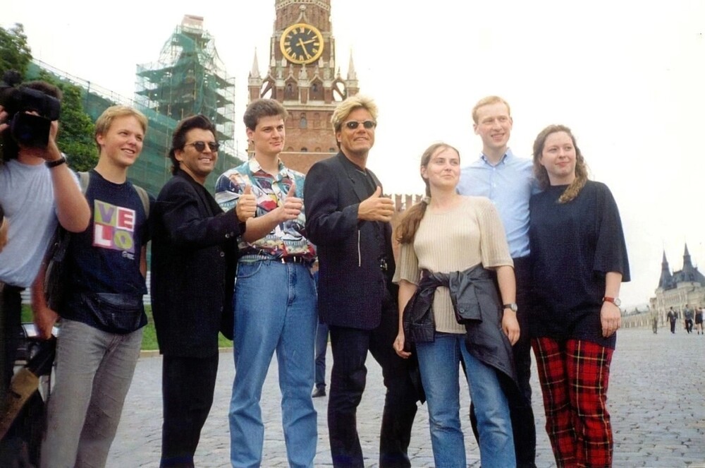 Участники группы «Modern Talking» Томас Андерс и Дитер Болен с поклонниками. Москва, 5 июня 1998 года.