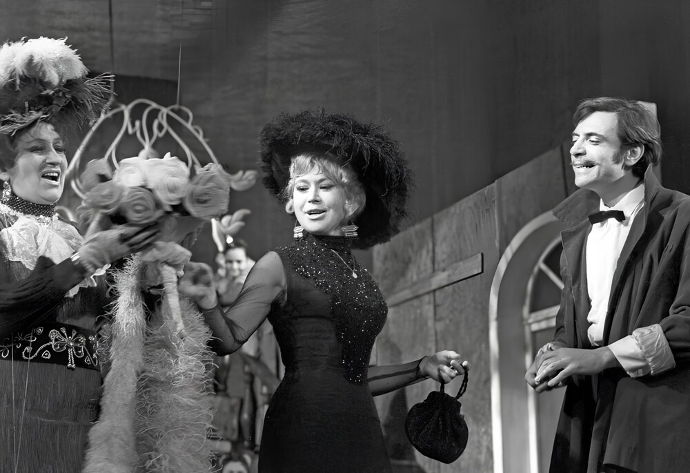 Зинаида Либерчук, Светлана Немоляева и Александр Лазарев в спектакле театра имени Вл. Маяковского «Дети Ванюшина», 1970 год.