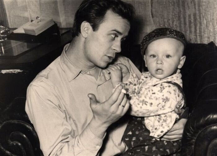 Олег Борисов с сыном Юрой, 1950-е годы