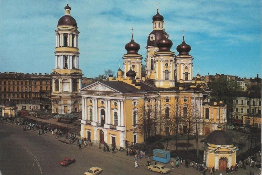Вид на Владимирский собор с крыши соседнего дома.