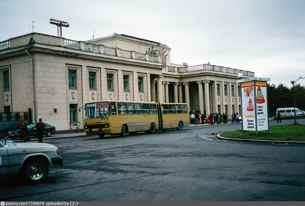 Давайте теперь отправимся в аэропорт Пулково и посмотрим, как тогда выглядел терминал "Пулково-2".