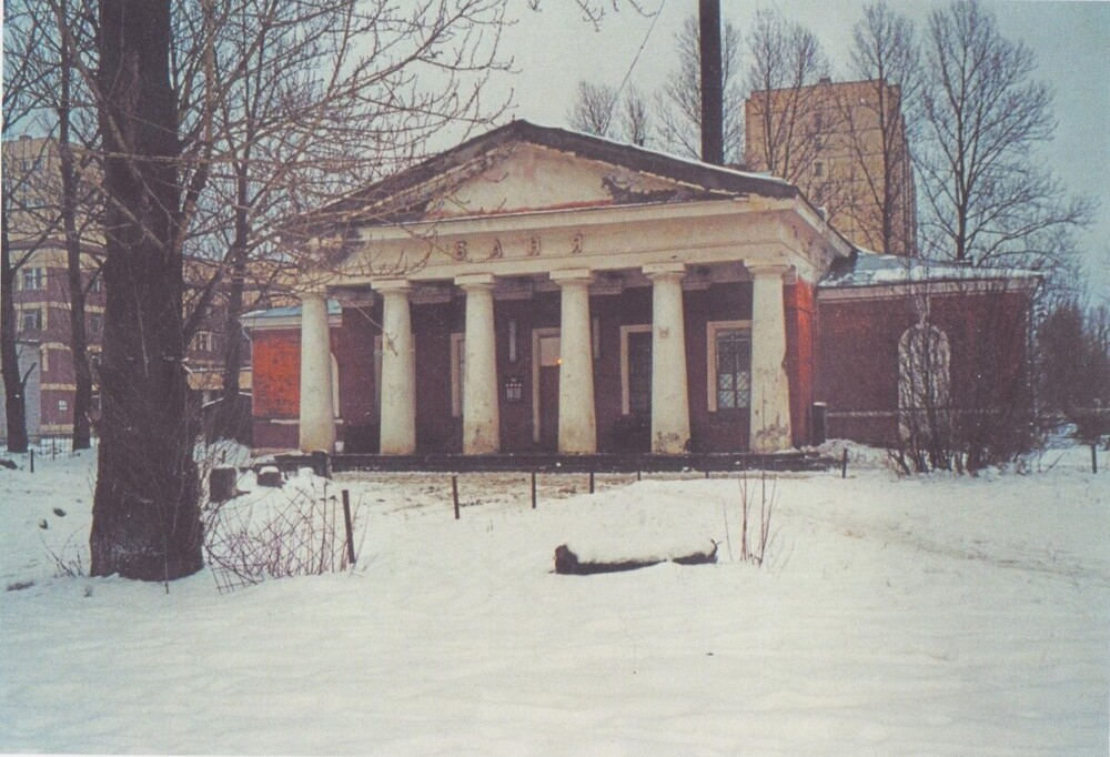 Легендарная (среди жителей района) баня в Рыбацком на Караваевской улице.