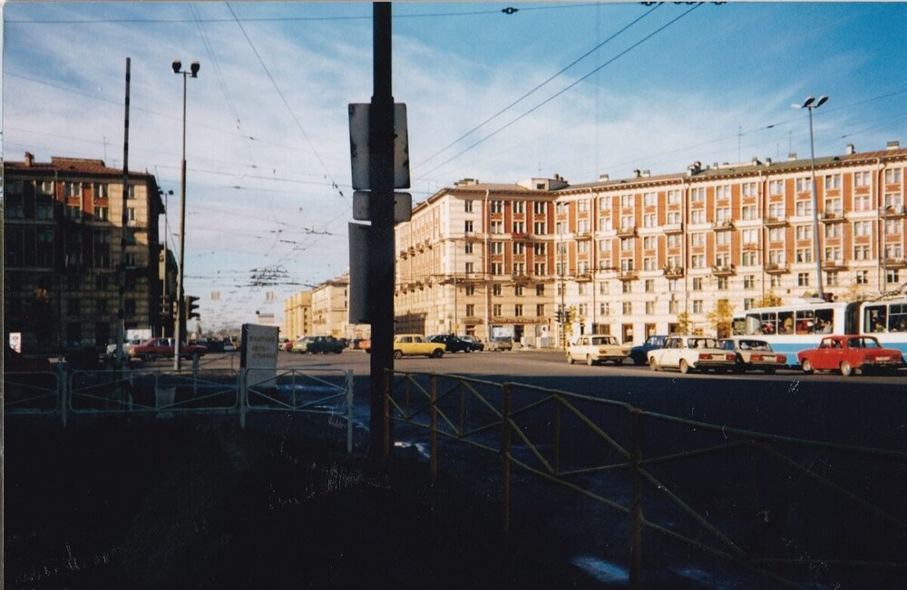 Вид на Заневскую площадь. Обратите внимание на куцый плакатик "Платная автостоянка" в левой части кадра.