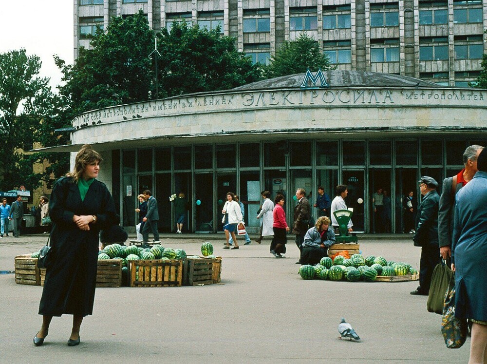 Около станции метро "Электросила" торгуют арбузами. 