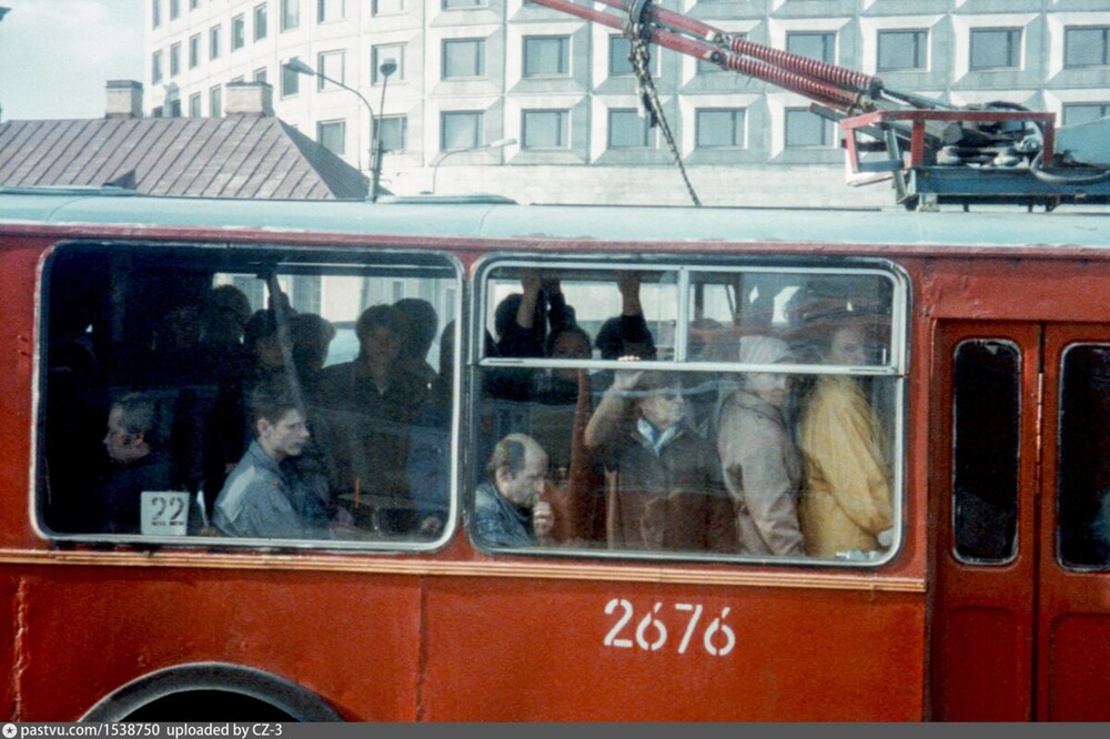 Площадь Александра Невского и забитый троллейбус 22 маршрута.