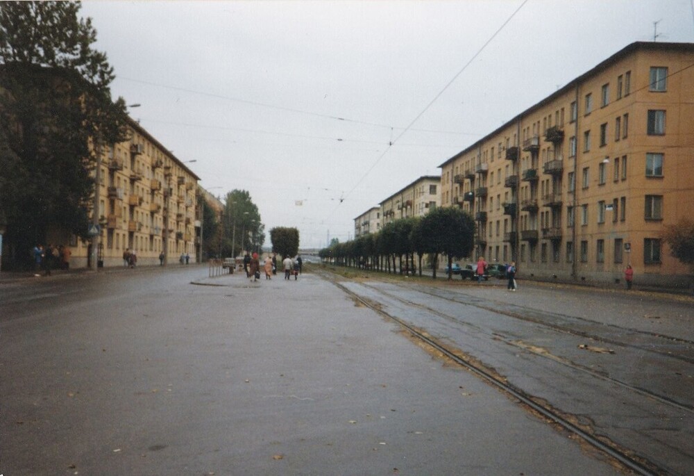 А таким в 1993 году был Новочеркасский проспект на пересечении с Рижской улицей.