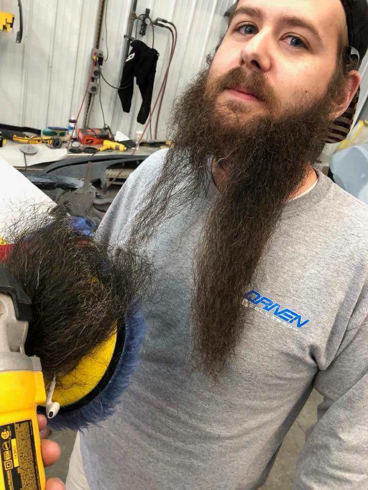 Бедный парень потерял часть своей бороды из-за орбитальной полировальной машины!