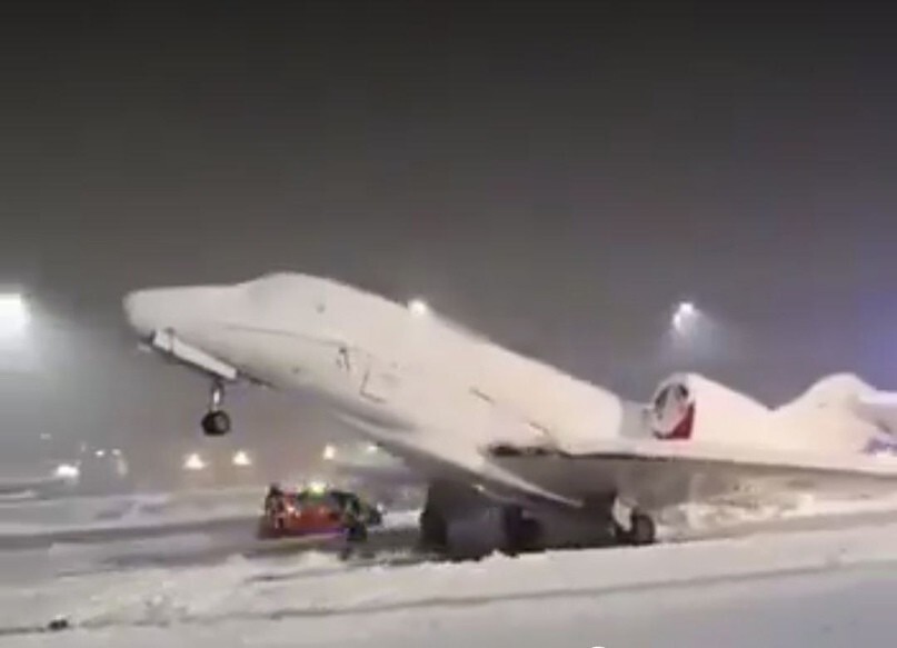 Пишут, что самолёт, который должен был вылететь на саммит по глобальному потеплению в Дубай, вмёрз в полосу в аэропорту Мюнхена