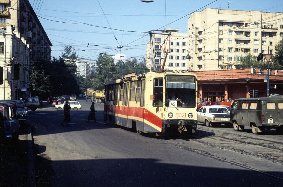 Трамвай 45 маршрута около станции метро "Красносельская".