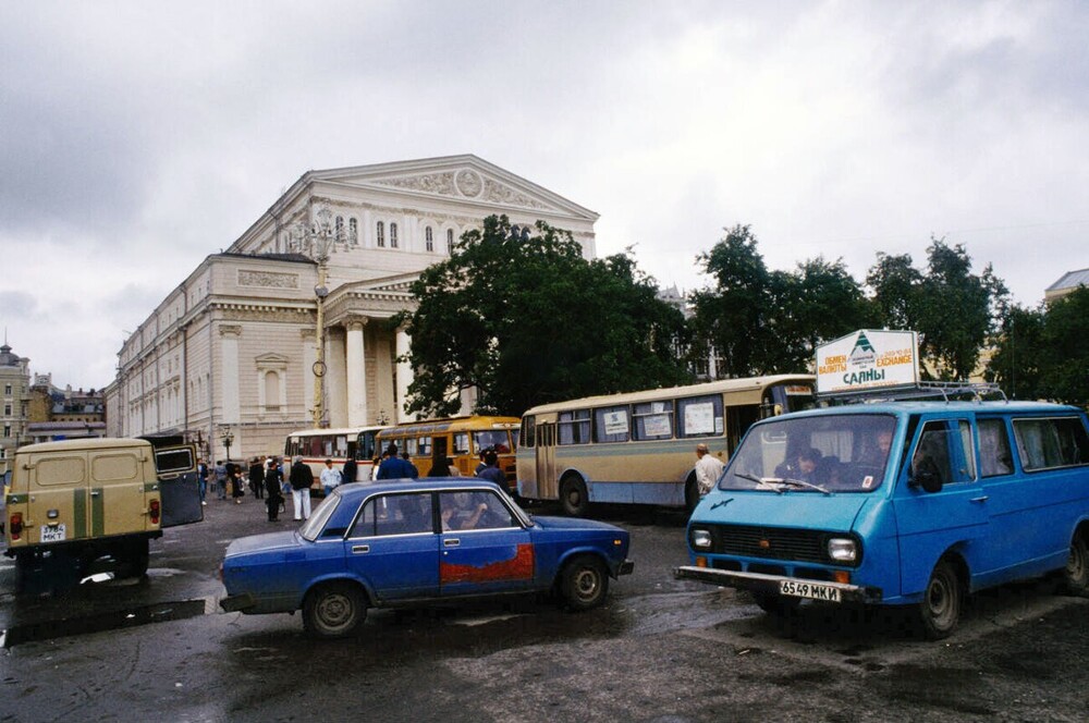 Вернёмся к обычной жизни города. Интересное явление начала девяностых - передвижные пункты обмена валюта на Театральной площади.