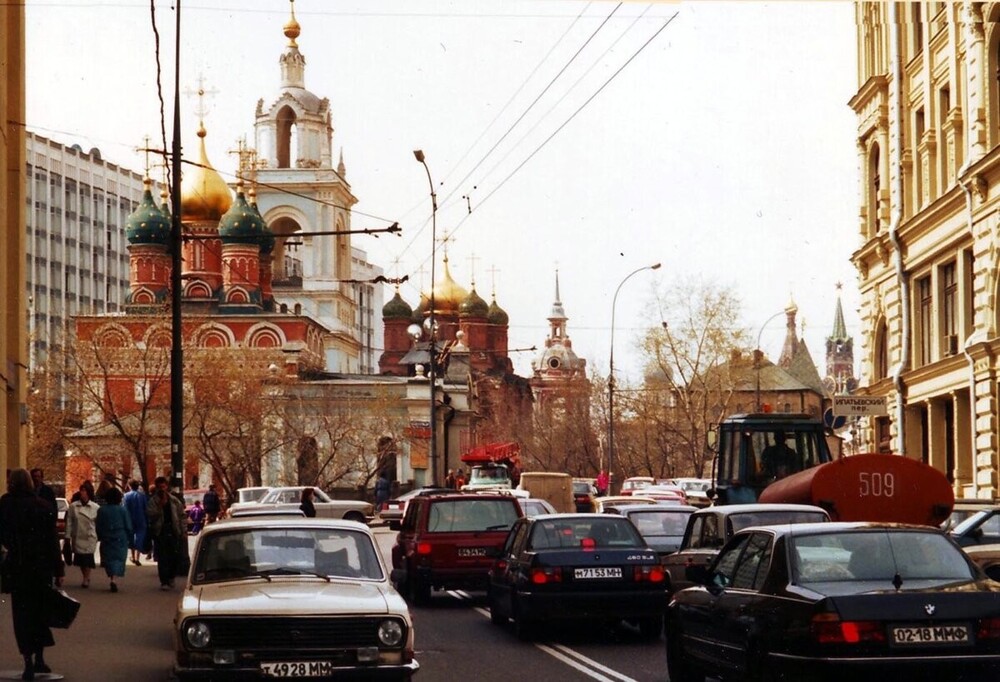 А таким в те годы было Зарядье. Улица Варварка, хаотичная парковка и здание гостиницы "Россия" на заднем плане.