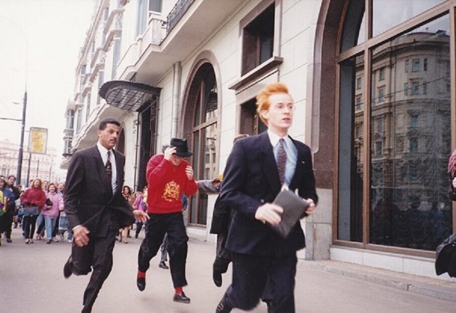 Майкл Джексон в сопровождении охраны убегает от поклонников около гостиницы "Метрополь".