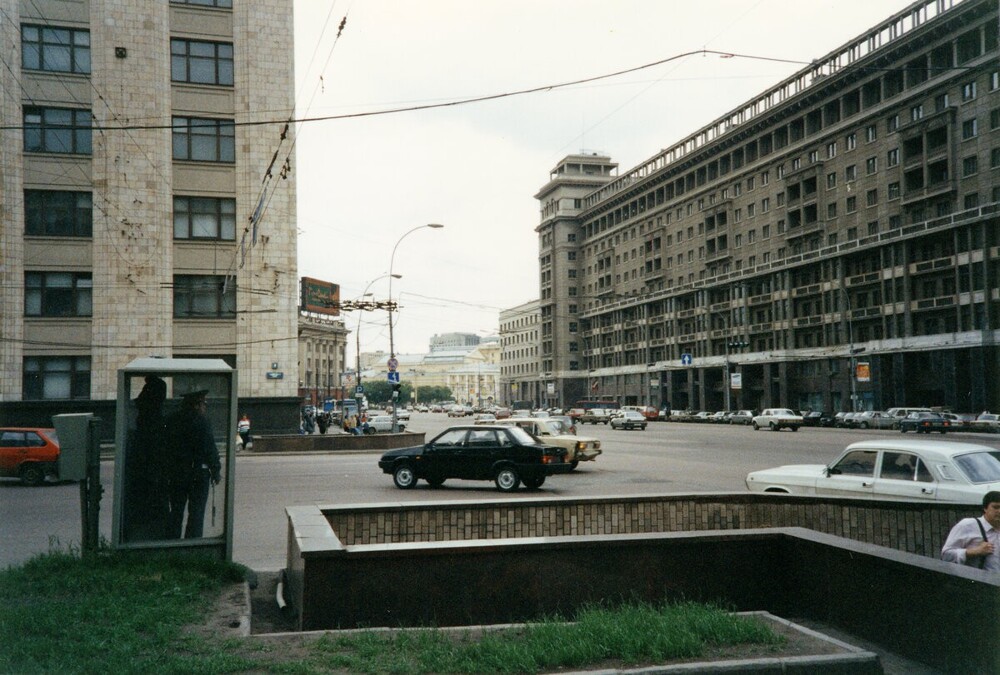 На перекрёстке улиц Охотный ряд и Тверская.