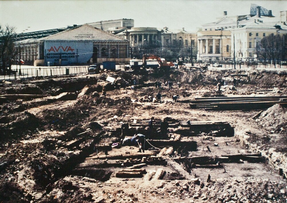 На Манежной площади - археологические раскопки.