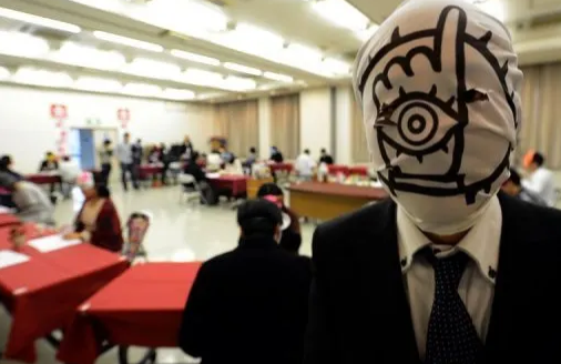 Японцы ходят на свидание в масках