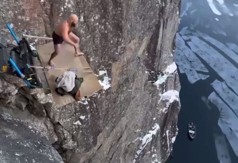 «Прыжок смерти»: норвежец установил рекорд, прыгнув в воду с высоты более 40 метров