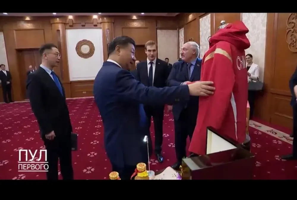 Си Цзиньпин подарил сыну Александра Лукашенко спортивный костюм