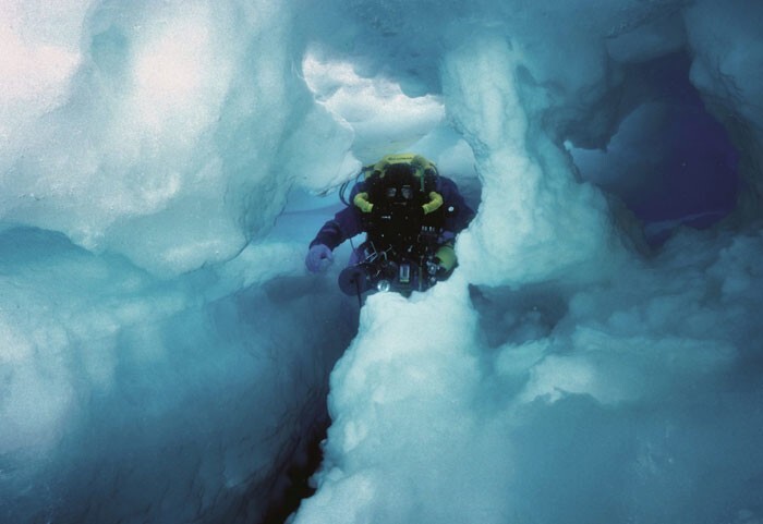9. Пещеры в айсбергах, которые постоянно меняются, пока вы в них находитесь